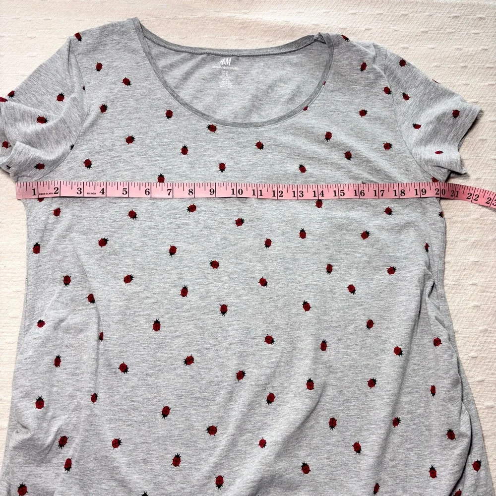 H&M maternity Cotton T-shirt gray with an adorable ladybug pattern Size‎ XL